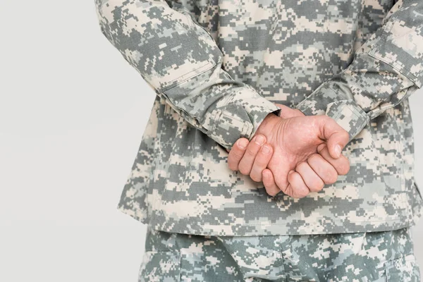 Tiro recortado de soldado masculino en uniforme militar aislado en gris - foto de stock