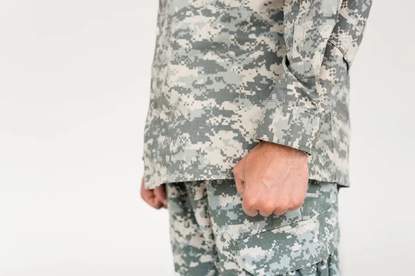 Tiro recortado de soldado masculino en uniforme militar aislado en gris - foto de stock