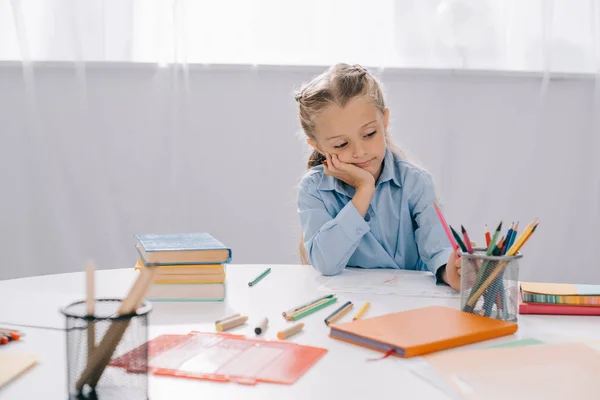Портрет маленької дитини малюнок з барвистими олівцями за столом — стокове фото