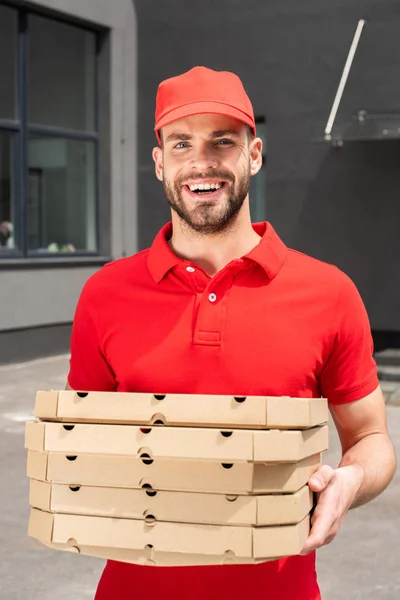 Lächelnder kaukasischer Kurier mit Pizzaschachteln — Stockfoto