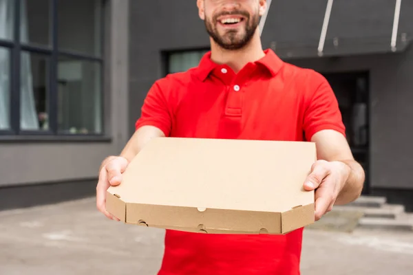 Imagen recortada de entrega hombre caja de espera con pizza - foto de stock