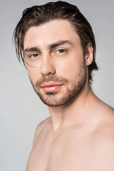 Retrato de homem sem camisa pensativo com penteado elegante olhando para a câmera isolada no cinza — Fotografia de Stock