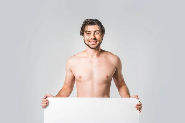 Retrato de hombre alegre con pancarta en blanco aislado en gris - foto de stock