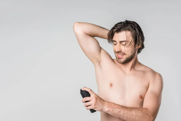 Retrato de homem bonito com desodorizante masculino isolado em cinza — Fotografia de Stock