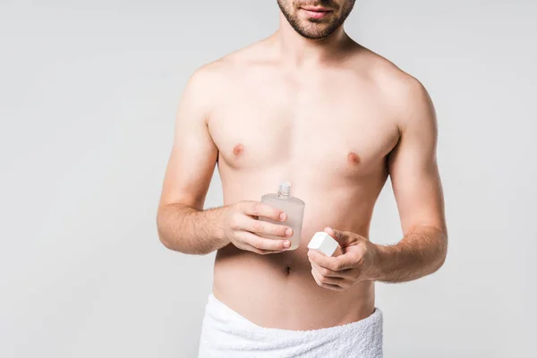 Schnappschuss von Mann in weißem Handtuch mit männlichem Parfüm isoliert auf grau — Stockfoto