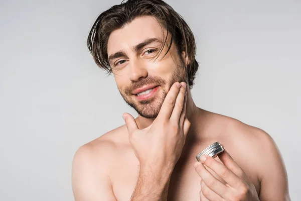 Retrato de homem sem camisa sorridente com creme de barba isolado em cinza — Fotografia de Stock