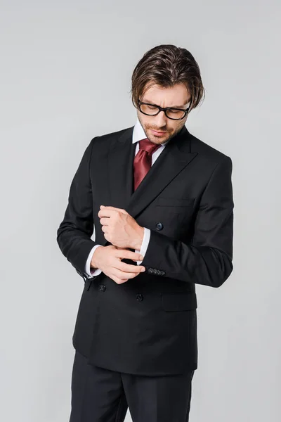 Retrato de hombre de negocios guapo en traje elegante y gafas aisladas en gris - foto de stock