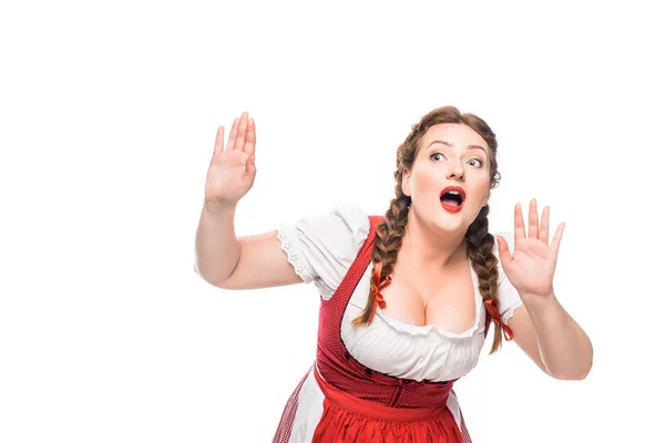 Serveuse oktoberfest effrayée en robe bavaroise traditionnelle gestuelle par des mains isolées sur fond blanc — Photo de stock