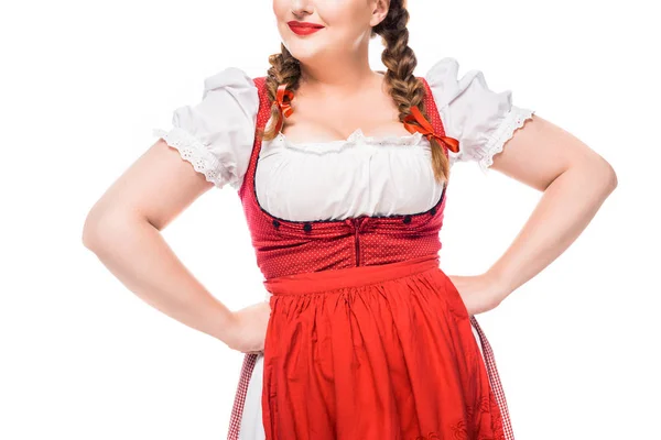 Image recadrée de serveuse oktoberfest en robe traditionnelle allemande avec les mains sur la taille isolée sur fond blanc — Photo de stock