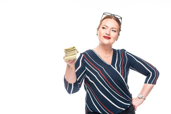 Attraente donna d'affari che dà banconote in dollari isolato su sfondo bianco — Foto stock