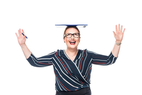 Feliz empresária em óculos segurando prancheta na cabeça isolada no fundo branco — Fotografia de Stock