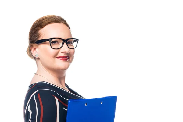 Mulher de negócios sorridente em óculos segurando prancheta e olhando para a câmera isolada no fundo branco — Fotografia de Stock