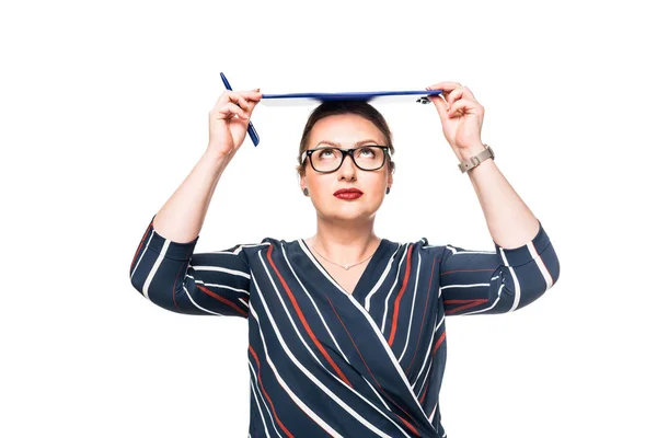 Businesswoman in eyeglasses holding clipboard on head isolated on white background — Stock Photo
