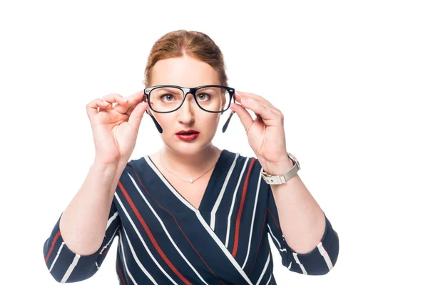 Atractiva mujer de negocios mirando las gafas aisladas sobre fondo blanco - foto de stock