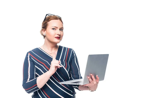 Бізнес-леді використовує ноутбук і робить жест ідеї ізольований на білому тлі — стокове фото