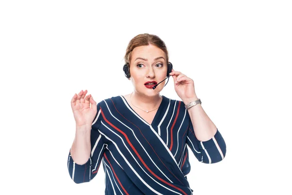 Operador feminino de call center com fone de ouvido isolado em fundo branco — Fotografia de Stock