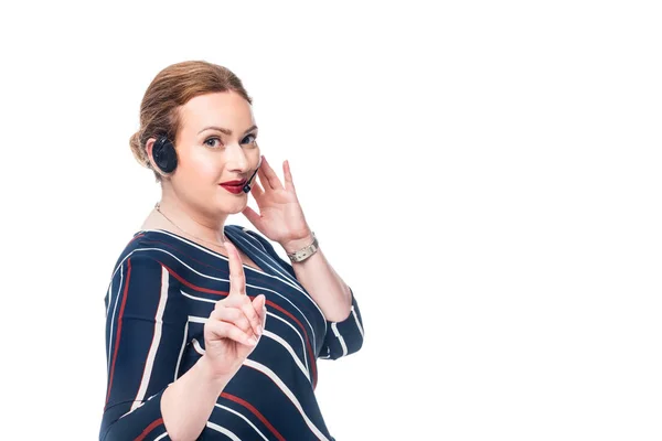 Operador feminino de call center com fone de ouvido fazendo gesto ideia isolado no fundo branco — Fotografia de Stock