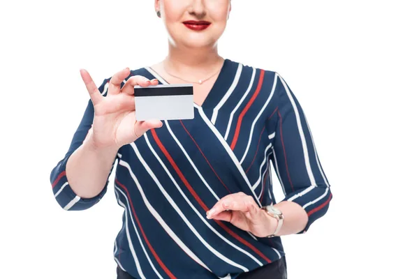 Обрізане зображення бізнес-леді, що показує кредитну картку ізольовано на білому тлі — стокове фото