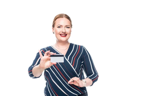 Mulher de negócios atraente feliz mostrando cartão de crédito isolado no fundo branco — Fotografia de Stock