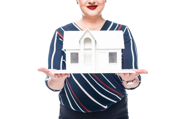 Обрезанное изображение женщины-риэлтора, показывающее макет дома, изолированный на белом фоне — стоковое фото