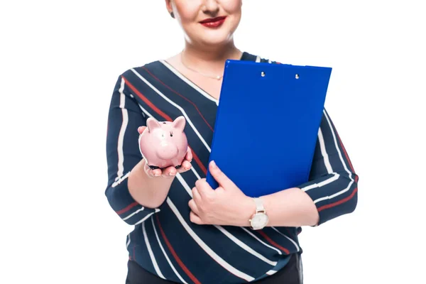 Abgeschnittenes Bild einer lächelnden Buchhalterin mit Klemmbrett, das rosa Sparschwein isoliert auf weißem Hintergrund zeigt — Stockfoto