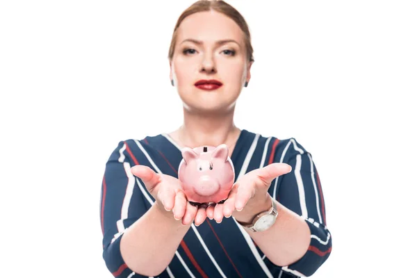 Schöne Buchhalterin zeigt rosa Sparschwein isoliert auf weißem Hintergrund — Stockfoto
