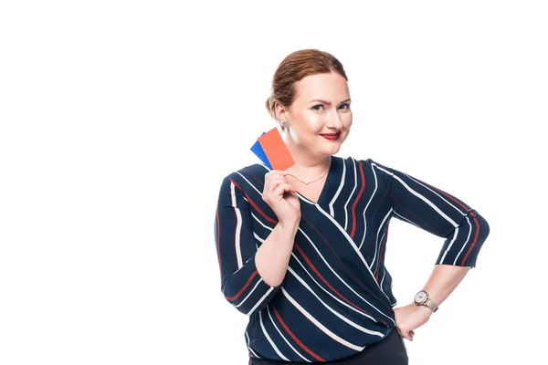 Femme d'affaires souriante montrant des cartes de visite vides colorées isolées sur fond blanc — Photo de stock