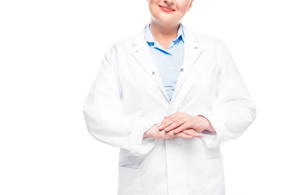 Immagine ritagliata di medico donna in cappotto bianco isolato su sfondo bianco — Foto stock