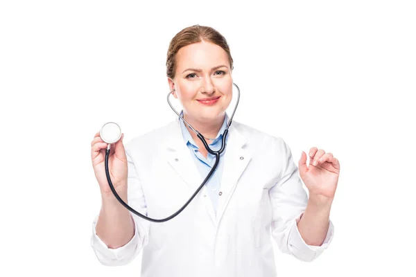 Séduisante femme médecin en manteau blanc avec stéthoscope isolé sur fond blanc — Photo de stock