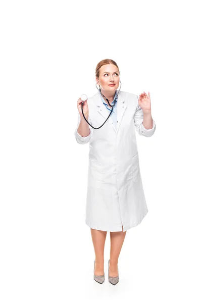 Belle femme médecin en manteau blanc avec stéthoscope isolé sur fond blanc — Photo de stock