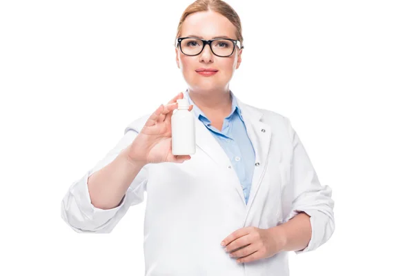 Sonriente médico femenino en gafas que muestra la botella de la píldora aislado sobre fondo blanco - foto de stock