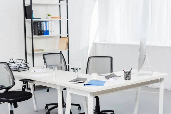 Интерьер пустого офиса с компьютером на столе — стоковое фото