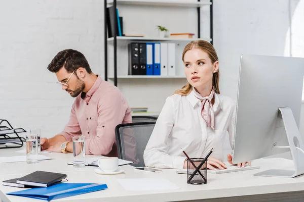 Giovani manager fiduciosi che lavorano insieme in un ufficio moderno — Foto stock