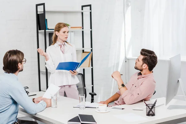 Équipe de jeunes partenaires d'affaires en conversation dans la salle de conférence du bureau moderne — Photo de stock