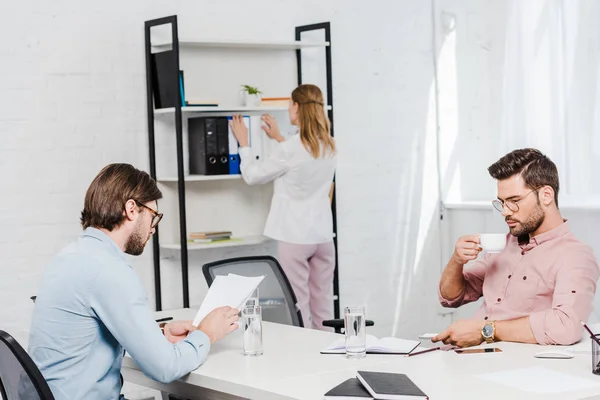 Parceiros de negócios bem sucedidos que têm conversação na sala de conferências do escritório moderno — Fotografia de Stock