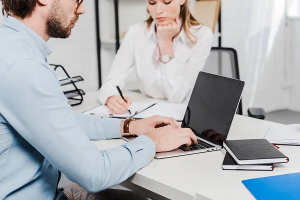 Schnappschuss von jungen Geschäftskollegen, die im modernen Büro zusammenarbeiten — Stockfoto