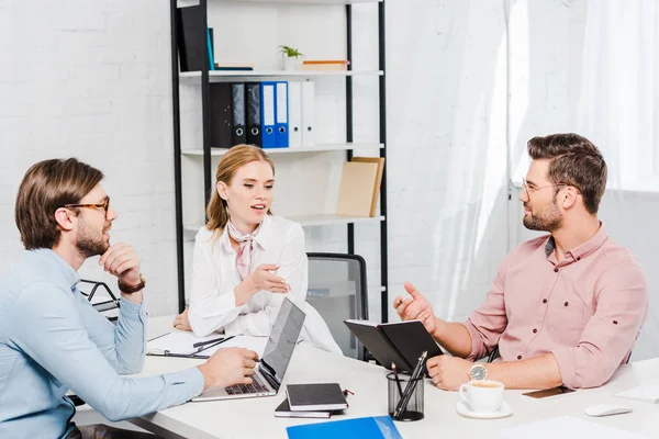 Team erfolgreicher Geschäftspartner unterhält sich im Konferenzraum des modernen Büros — Stockfoto