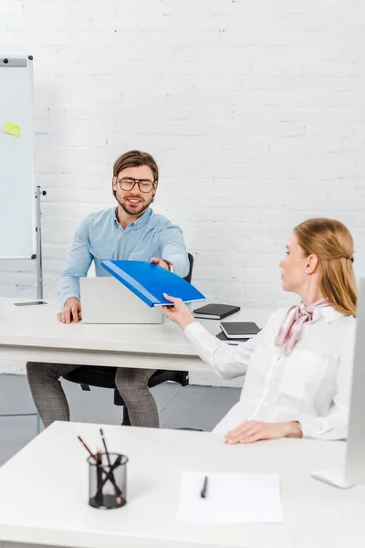 Gestionnaires passant dossier avec des documents au bureau moderne — Photo de stock