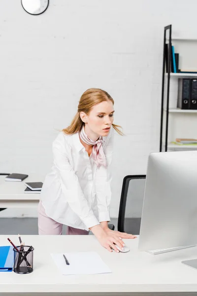 Fiduciosa giovane donna d'affari che lavora con il computer presso l'ufficio moderno — Foto stock