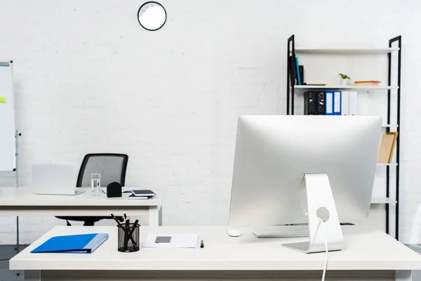 Intérieur du bureau moderne avec des ordinateurs sur les bureaux — Photo de stock