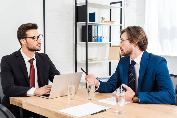 Succès des jeunes hommes d'affaires ayant une conversation au bureau moderne — Photo de stock