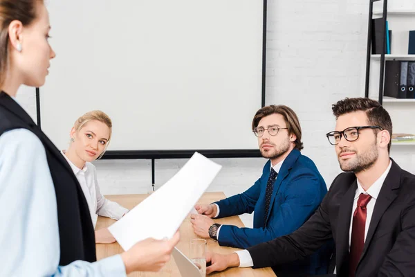 Grupo de socios comerciales que se reúnen en una oficina moderna - foto de stock