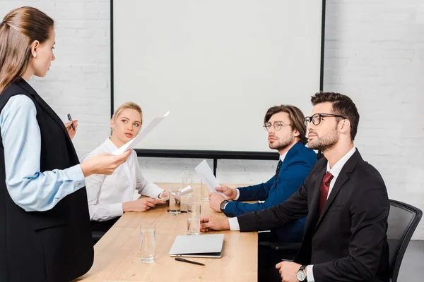 Equipe de parceiros de negócios que têm reunião no escritório moderno — Fotografia de Stock