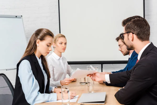 Team von Geschäftsleuten trifft sich in modernem Büro — Stockfoto