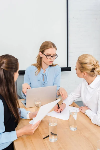 Selbstbewusste junge Geschäftsfrauen arbeiten im Konferenzsaal zusammen — Stockfoto