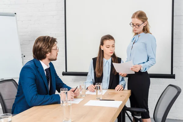 Seriöses Team von Geschäftsleuten arbeitet in modernem Büro zusammen — Stockfoto