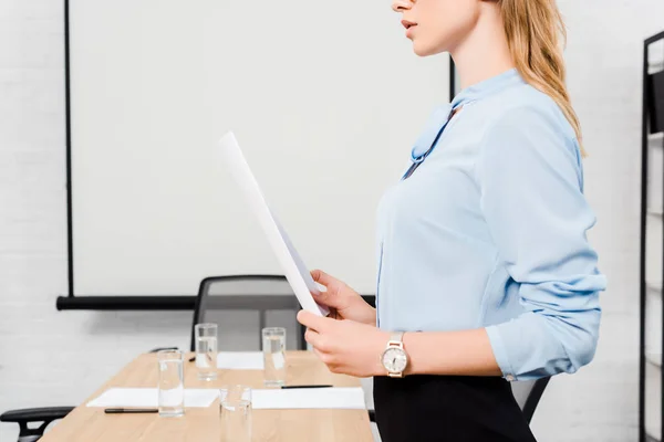 Обрезанный снимок уверенной молодой предпринимательницы, читающей документы в конференц-зале — стоковое фото