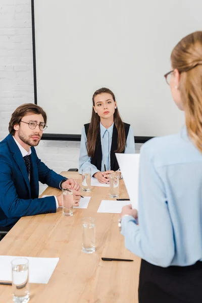 Gente de negocios escuchando a su colega en la oficina moderna - foto de stock