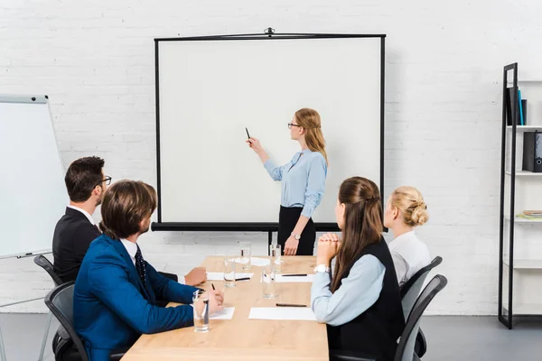 Equipo de empresarios que escuchan la conferencia de su jefe - foto de stock