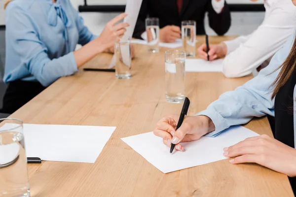 Recortado disparo de equipo de gente de negocios trabajando juntos — Stock Photo